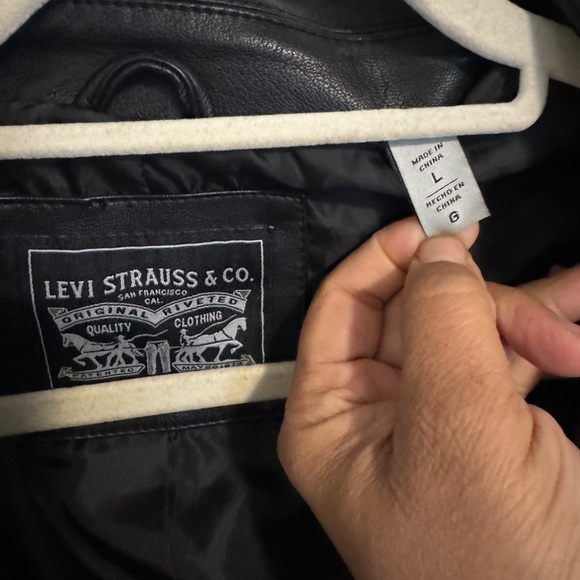 women Levi black faux leather jacket with belt zipper and zipper on sleeves - Picture 3 of 3